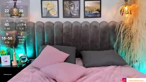 Snapshot of viollet_xoxo chatting on October 4, 11:09 pm VIOLLET online show from October 4, 11:09 pm