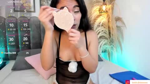 Snapshot of viollet_xoxo chatting on October 9, 8:24 pm VIOLLET online show from October 9, 8:24 pm