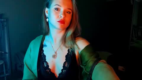 Mia online show from October 21, 12:20 pm