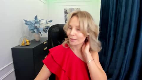 Snapshot of vivianlirei chatting on October 11, 11:36 am Sinti online show from October 11, 11:36 am