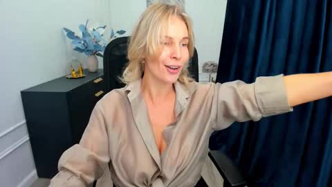 Snapshot of vivianlirei chatting on September 24, 11:42 am Sinti online show from September 24, 11:42 am