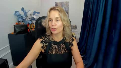 Snapshot of vivianlirei chatting on October 19, 12:51 pm Sinti online show from October 19, 12:51 pm