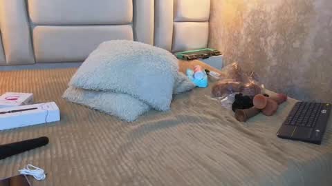 VivianRose online show from December 10, 2:48 am