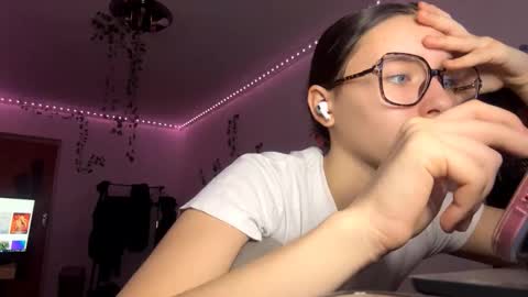 Vivi online show from December 18, 2:44 pm