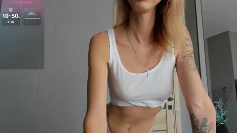 Snapshot of vvalkyriee chatting on October 21, 9:46 am vvalkyriee online show from October 21, 9:46 am