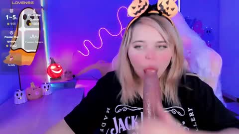 Snapshot of waifumochi_chan chatting on October 9, 3:54 am online show from October 9, 3:54 am