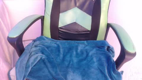 Snapshot of we_n_you chatting on September 17, 4:05 pm Trixie 3 online show from September 17, 4:05 pm