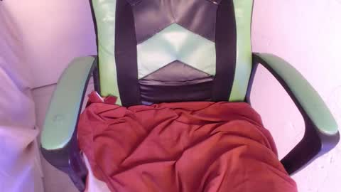 Snapshot of we_n_you chatting on October 16, 5:26 pm Trixie 3 online show from October 16, 5:26 pm