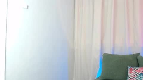 Snapshot of weird_bird chatting on September 13, 2:08 am Weird Bird online show from September 13, 2:08 am