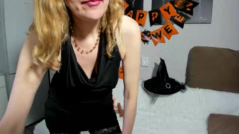 Snapshot of wet_milff chatting on October 23, 7:25 am Alise online show from October 23, 7:25 am