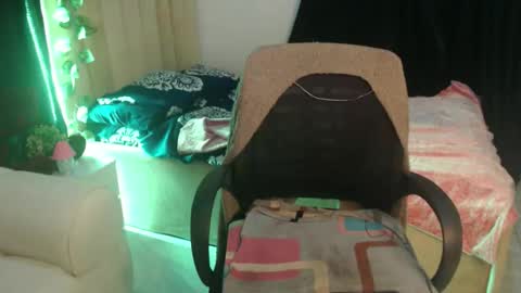 Snapshot of wet_my_pussyyy chatting on October 25, 7:10 pm lucy online show from October 25, 7:10 pm