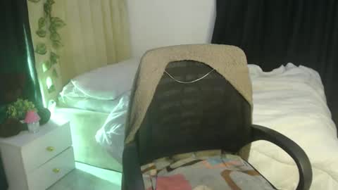 Snapshot of wet_my_pussyyy chatting on September 24, 8:35 am lucy online show from September 24, 8:35 am