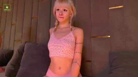 YOLANDI online show from October 23, 4:40 am