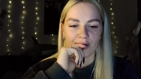 whitehex666 online show from December 4, 5:03 pm