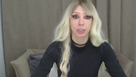White Queen online show from December 16, 1:22 pm