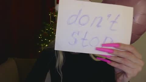 White Queen online show from December 25, 10:05 pm