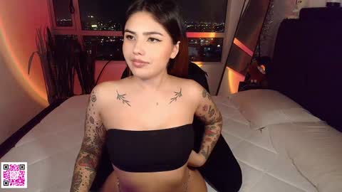 Snapshot of whites_emma chatting on February 2, 2:06 am EMMA online show from February 2, 2:06 am