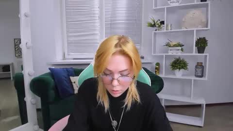 wild_berry_soul online show from October 17, 6:38 am