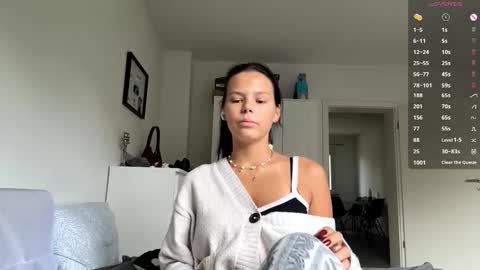 Snapshot of wildahankin chatting on October 5, 9:03 am Mia online show from October 5, 9:03 am