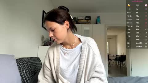 Snapshot of wildahankin chatting on October 10, 7:13 am Mia online show from October 10, 7:13 am