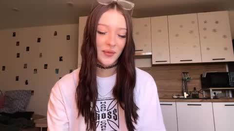 Mia online show from April 7, 11:45 am