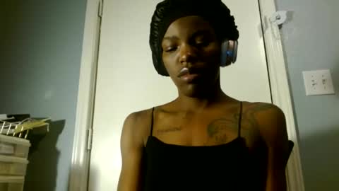 Snapshot of wishhwashy22 chatting on February 21, 3:56 am Chanel online show from February 21, 3:56 am