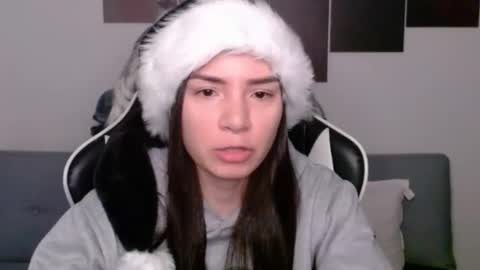 Snapshot of wolfs_daughter chatting on December 25, 3:18 am Alex online show from December 25, 3:18 am