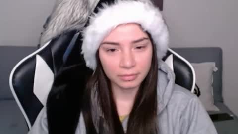 Snapshot of wolfs_daughter chatting on December 4, 2:31 am Alex online show from December 4, 2:31 am