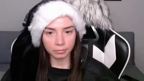 Snapshot of wolfs_daughter chatting on December 10, 2:27 am Alex online show from December 10, 2:27 am
