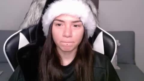 Snapshot of wolfs_daughter chatting on December 12, 2:26 am Alex online show from December 12, 2:26 am