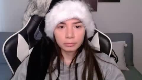 Snapshot of wolfs_daughter chatting on December 22, 9:20 pm Alex online show from December 22, 9:20 pm