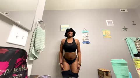 Snapshot of wynterheat chatting on December 24, 6:11 am Wynter Heat online show from December 24, 6:11 am