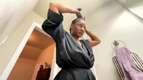 Snapshot of wynterheat chatting on October 16, 7:22 am Wynter Heat online show from October 16, 7:22 am