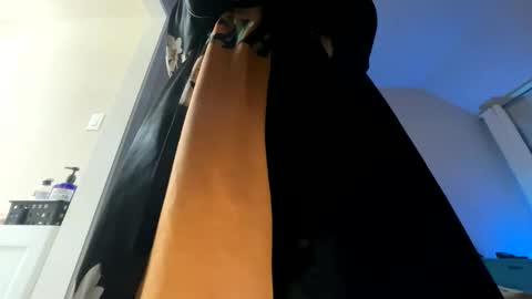 Snapshot of wynterheat chatting on October 20, 7:11 am Wynter Heat online show from October 20, 7:11 am