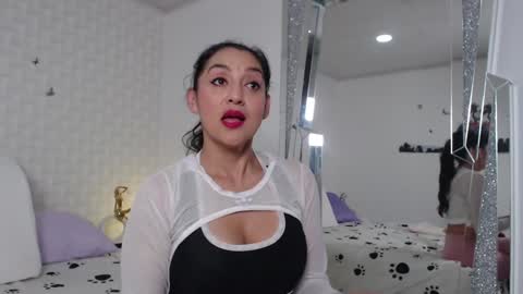 Snapshot of ximenaa_suarez chatting on February 4, 3:33 am ximena suarez online show from February 4, 3:33 am