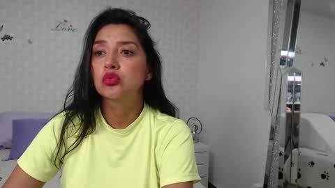 Snapshot of ximenaa_suarez chatting on February 19, 4:23 am ximena suarez online show from February 19, 4:23 am