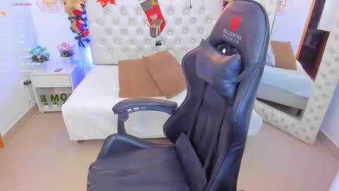 xiomara_cortes online show from December 18, 7:19 pm