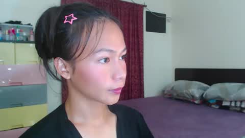 Snapshot of xlovely_destinyx chatting on February 11, 3:29 pm Alice online show from February 11, 3:29 pm