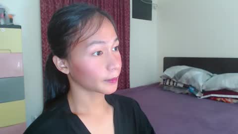 Snapshot of xlovely_destinyx chatting on December 9, 1:13 pm Alice online show from December 9, 1:13 pm
