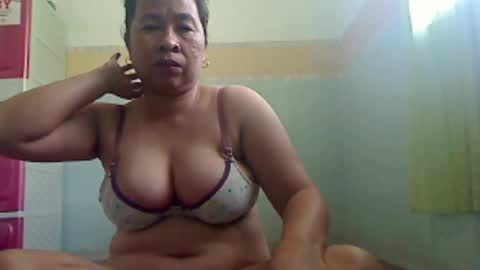 Snapshot of xxpinaymomxx chatting on February 14, 6:02 am xxpinaymomxx online show from February 14, 6:02 am