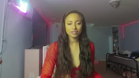 Snapshot of yazminroyal chatting on December 15, 5:45 am Yazmin Royal online show from December 15, 5:45 am