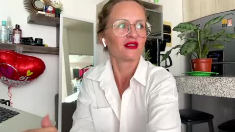 Snapshot of yes_mommy_zlata chatting on February 24, 8:36 pm Zlata online show from February 24, 8:36 pm