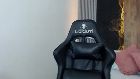 Y E S E N I A  online show from February 4, 1:03 pm