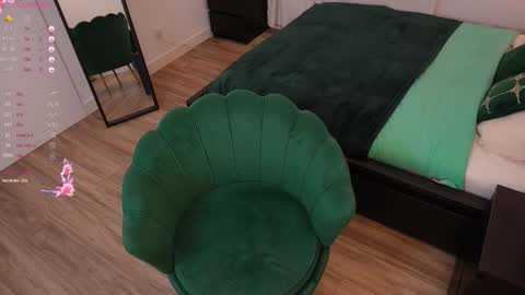 Snapshot of yess_kiki chatting on September 27, 7:59 am Kiki online show from September 27, 7:59 am