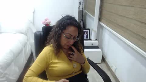 Snapshot of yessilatin chatting on October 12, 4:15 am jessy online show from October 12, 4:15 am