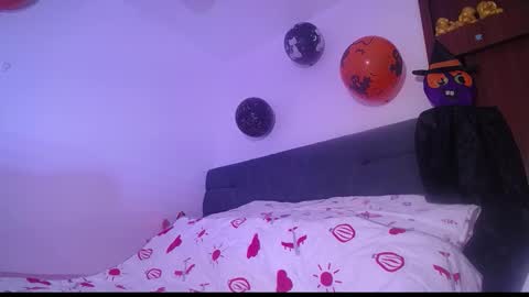 Snapshot of yinn_silver chatting on October 27, 6:09 am Yiny online show from October 27, 6:09 am