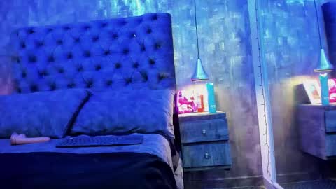 yiyisandoval online show from December 14, 8:14 pm