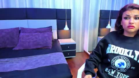 yiyisandoval online show from March 25, 3:59 pm