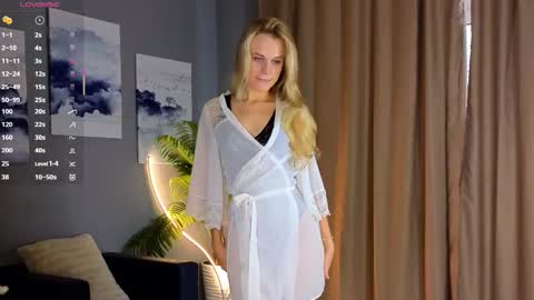 Snapshot of you_fell_in_love chatting on February 15, 8:33 am Elizabeth brunette -- Darline blonde  online show from February 15, 8:33 am