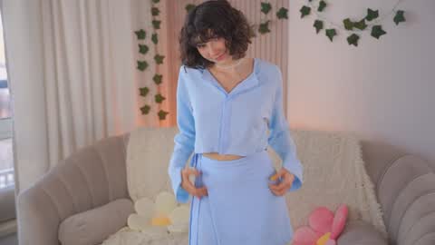 Snapshot of you_fell_in_love chatting on December 21, 7:13 am Elizabeth brunette -- Darline blonde  online show from December 21, 7:13 am